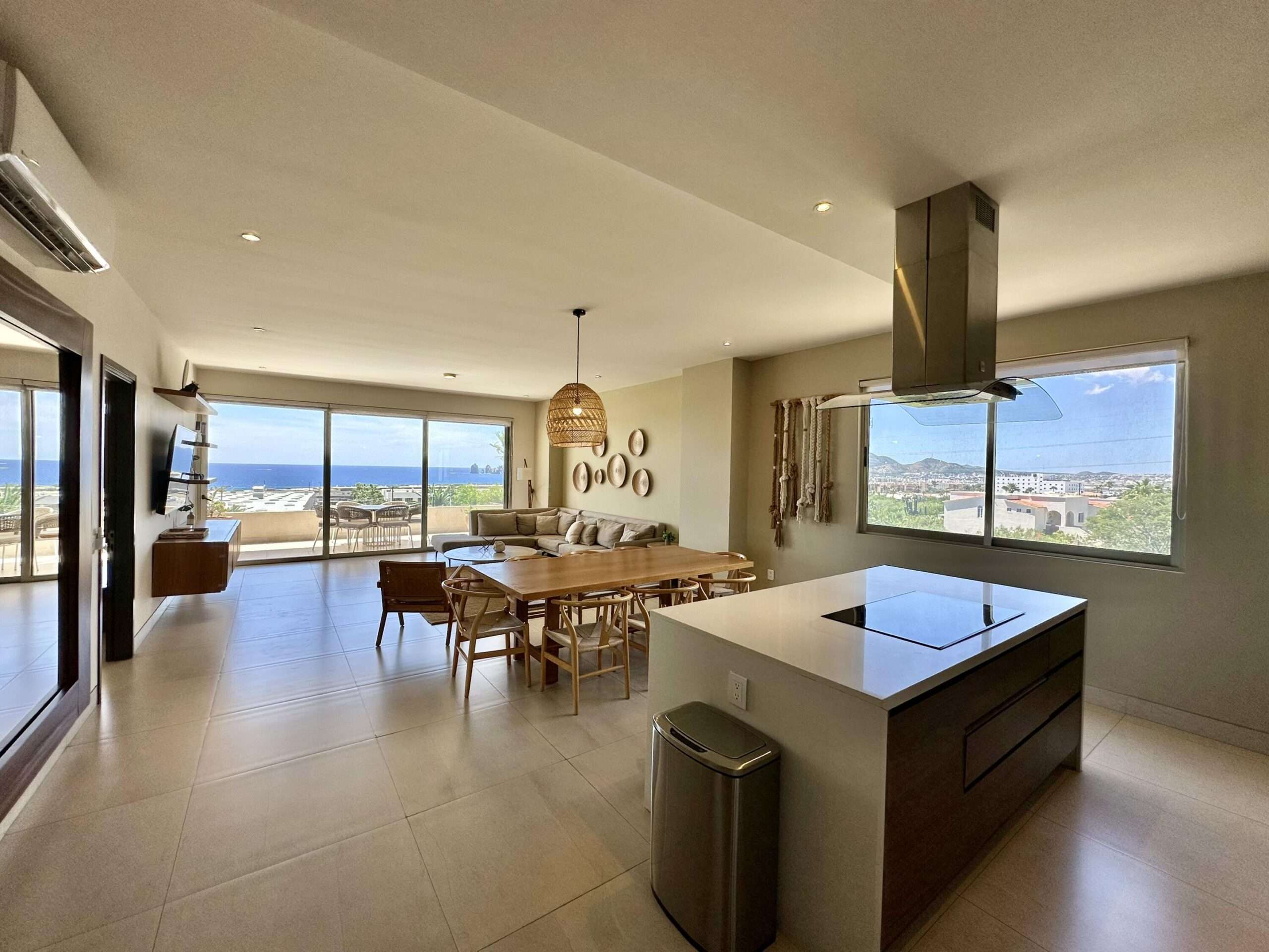 Los Cabos Altamar Torre Altamar es un desarrollo exclusivo en Cabo San Lucas con vistas espectaculares al Arco. Ofrece departamentos de 2 recámaras y 2 baños con acabados modernos. Sus amenidades incluyen gimnasio, coworking, elevador, estacionamiento y un roof garden con alberca infinita y área de grill, ideal para disfrutar atardeceres únicos.Torre Altamar is an exclusive development in Cabo San Lucas with spectacular for sale