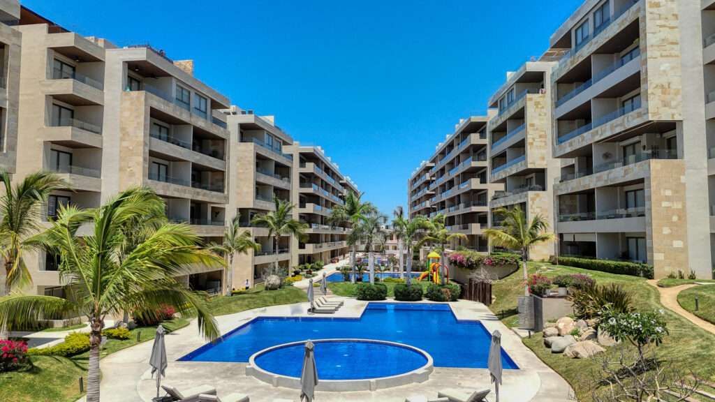 Los Cabos La Jolla Incredible opportunity to live in the desirable OCEANFRONT community of La Jolla! This turn-key ground level corner unit studio includes its own large private terrace. Would make a for a perfect investment or vacation property. Conveniently located near the on-site laundry room, and steps away from one of the two salt water community pools and beach access. Very quiet location and 24/7 security! A must-see! – Vista Vela ph. 3 penthouse, Cabo Corridor, Cabo Corridor, BS