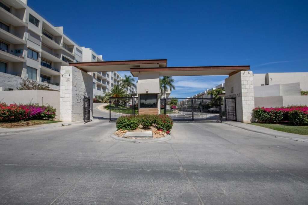 Los Cabos Csl N-E Of19:Genral Prime investment opportunity in Cabo San Lucas. This 755.72 m² lot is located on 5 de Febrero Street, right next to the Cabo San Lucas Delegation, in a highly central area with excellent visibility and easy access. The property includes an existing 133 m² structure, ideal for use as a small office, storage space, or service area. Its size and strategic location offer great potential for commercial, residential, or mixed-use development, subject to applicable permits. Close to government offices, main roads, shops, and essential services. for sale