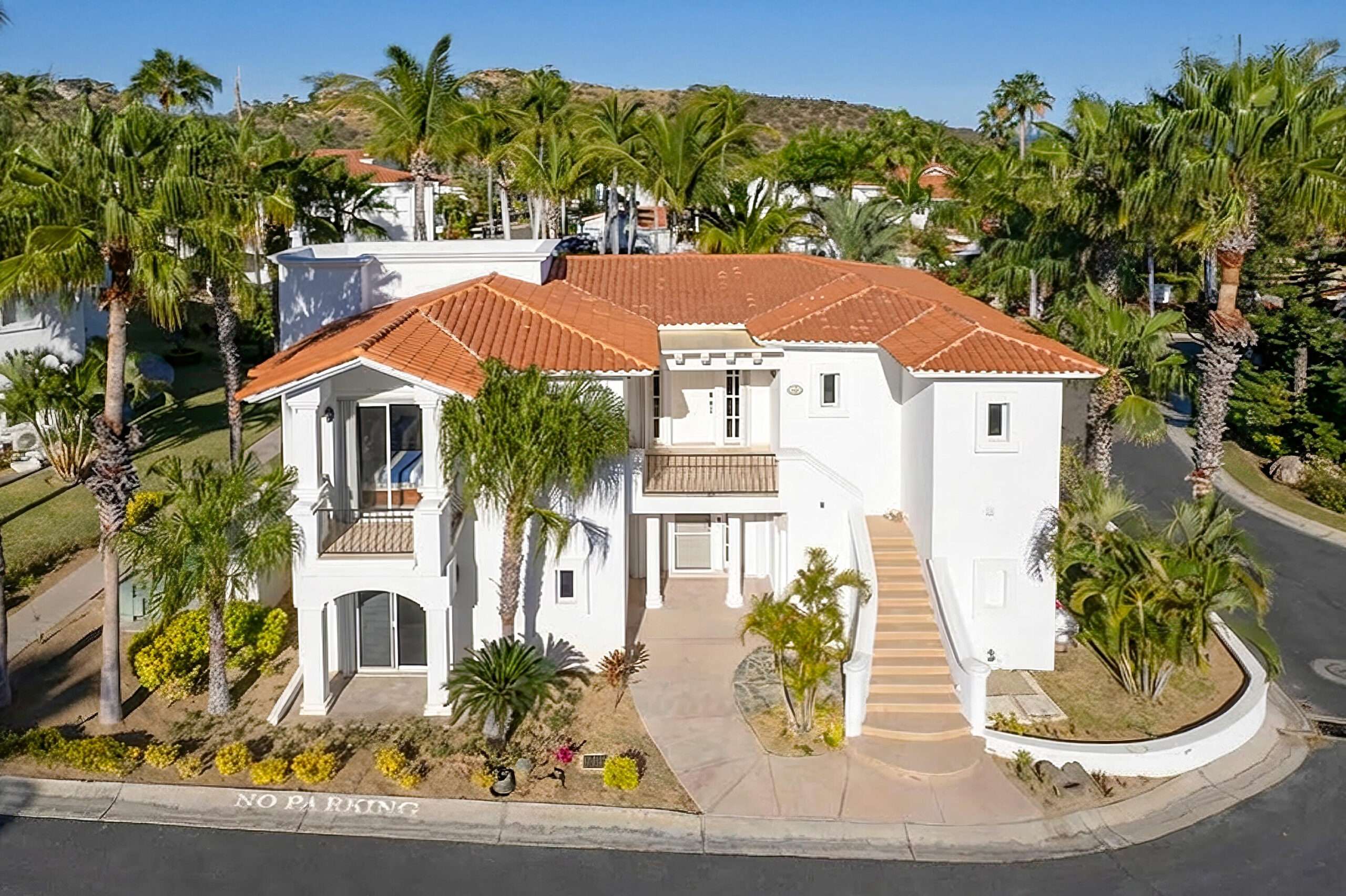 Los Cabos Altamar Torre Altamar es un desarrollo exclusivo en Cabo San Lucas con vistas espectaculares al Arco. Ofrece departamentos de 2 recámaras y 2 baños con acabados modernos. Sus amenidades incluyen gimnasio, coworking, elevador, estacionamiento y un roof garden con alberca infinita y área de grill, ideal para disfrutar atardeceres únicos.Torre Altamar is an exclusive development in Cabo San Lucas with spectacular for sale