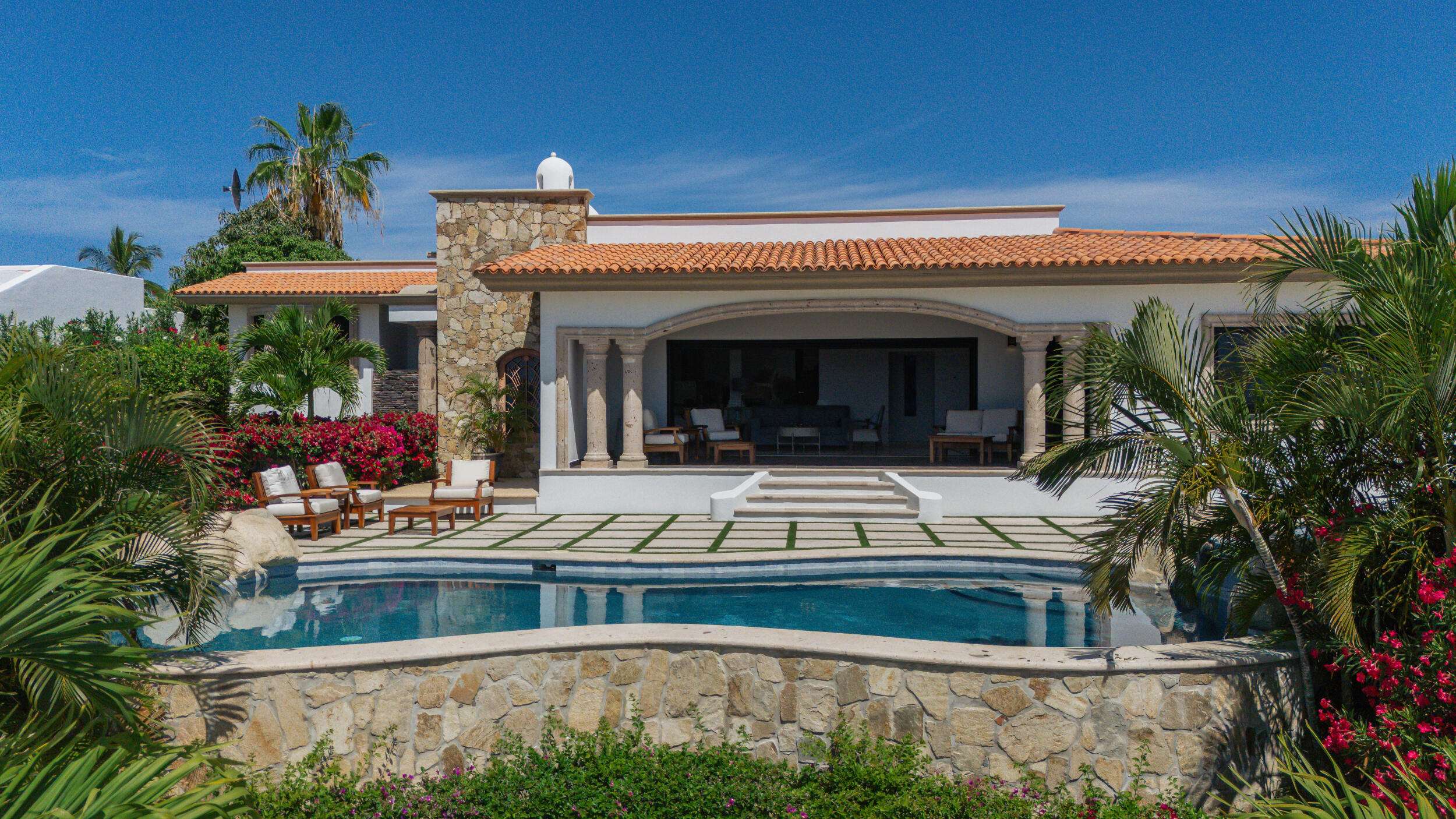 Los Cabos Bugambilias Located in Bugambillias at Cabo Real, this 3-bed, 4 full + 1 half bath home offers 2,754 ft² interior on a 3,378 ft² lot with ocean and golf course – Costa Villa 105, C. Barranca, Cabo San Lucas, BS